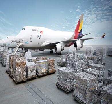 اندلاع الحرب الامريكي الإسرائيلي علي ايران يعيق الشحنات البحرية ويرفع الشحن الجوي 70%